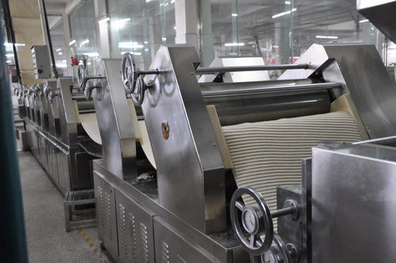 China Línea de transformación multifuncional de los tallarines inmediatos equipo de la máquina para la venta proveedor